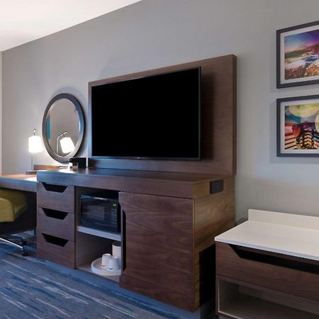 Hampton Inn & Suites Marina Bagian luar foto