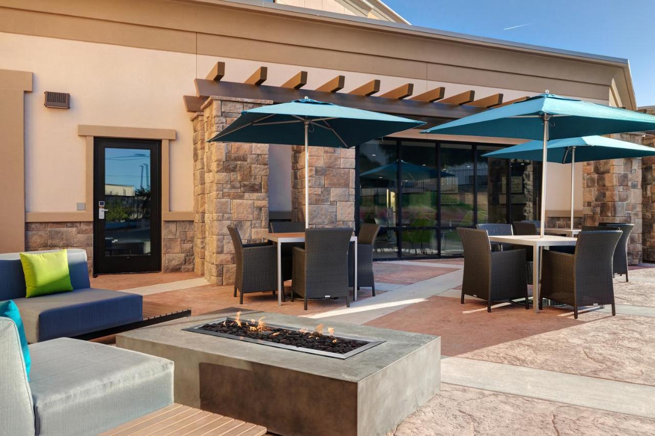 Hampton Inn & Suites Marina Bagian luar foto