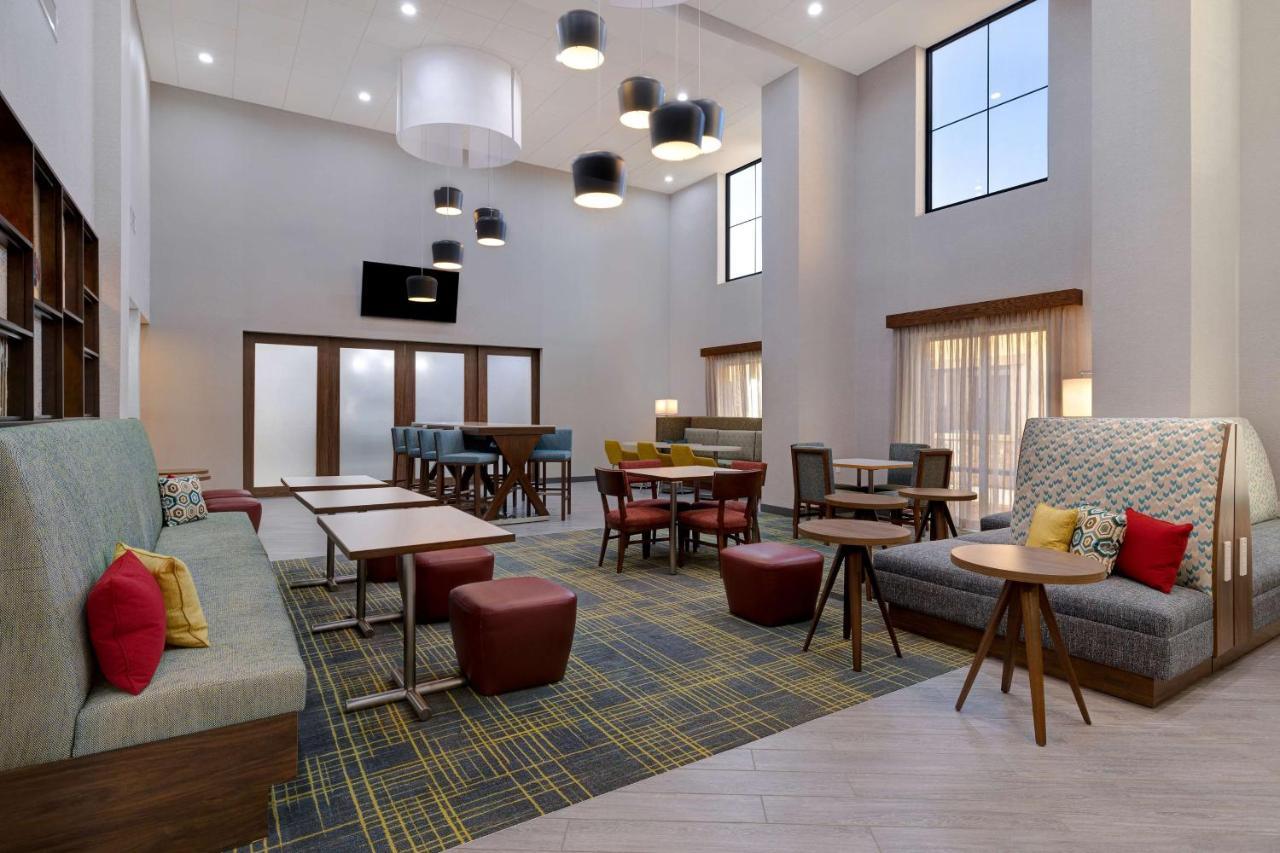 Hampton Inn & Suites Marina Bagian luar foto