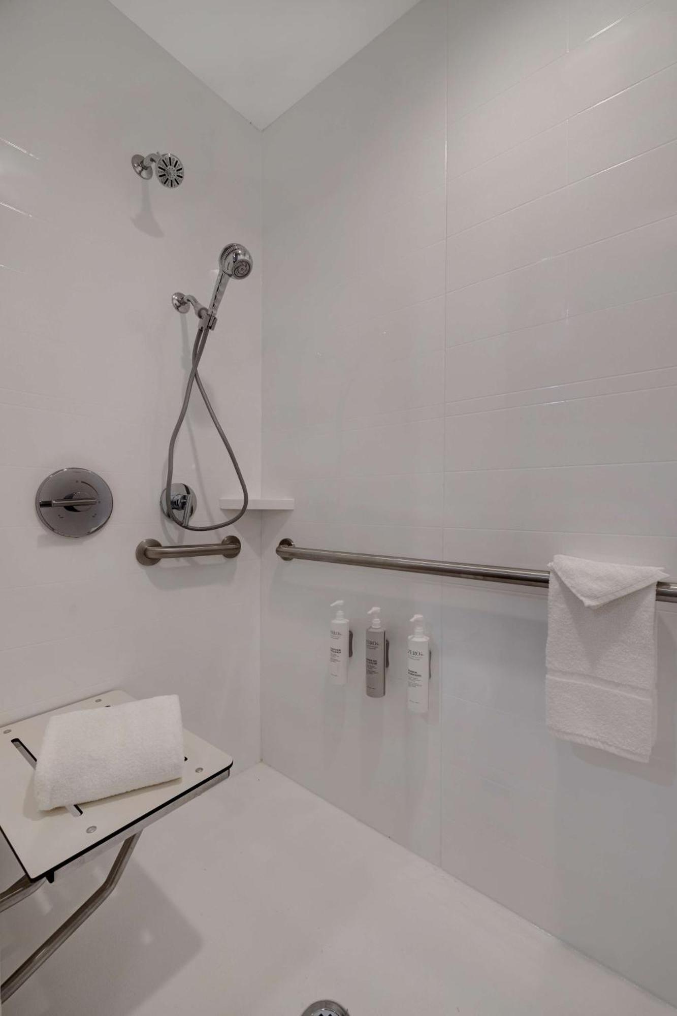 Hampton Inn & Suites Marina Bagian luar foto