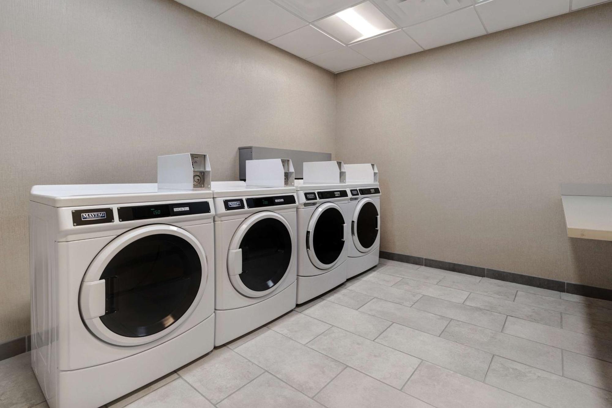 Hampton Inn & Suites Marina Bagian luar foto