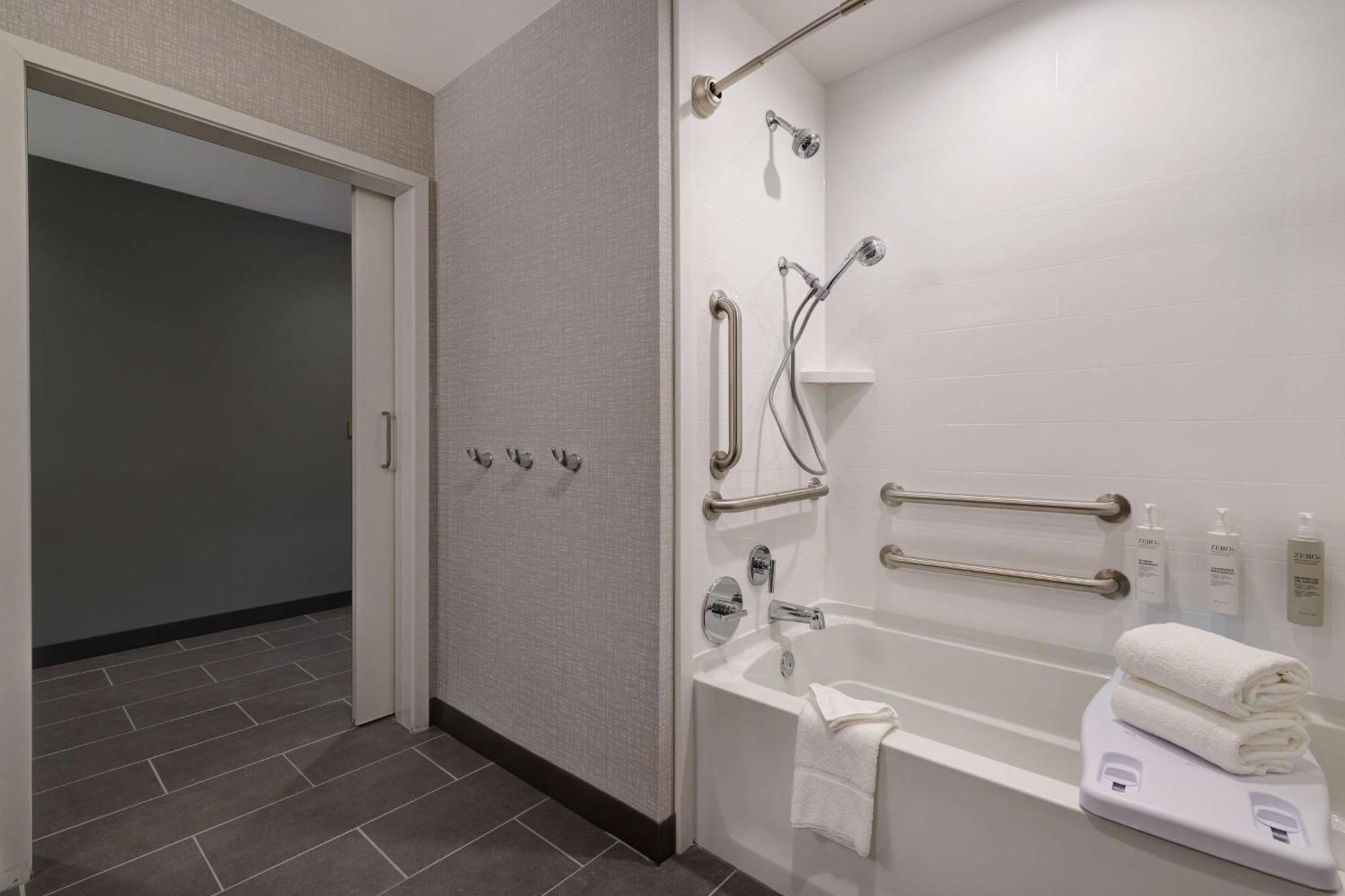 Hampton Inn & Suites Marina Bagian luar foto