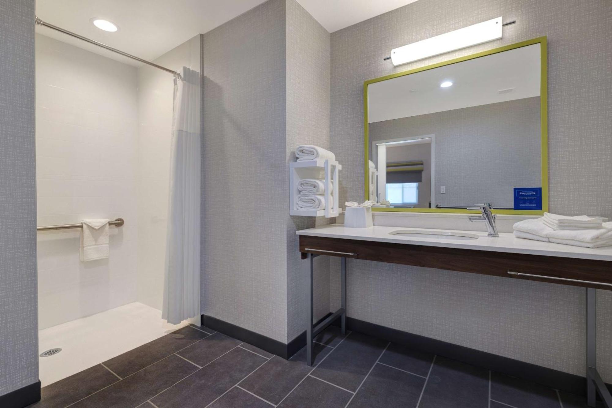Hampton Inn & Suites Marina Bagian luar foto