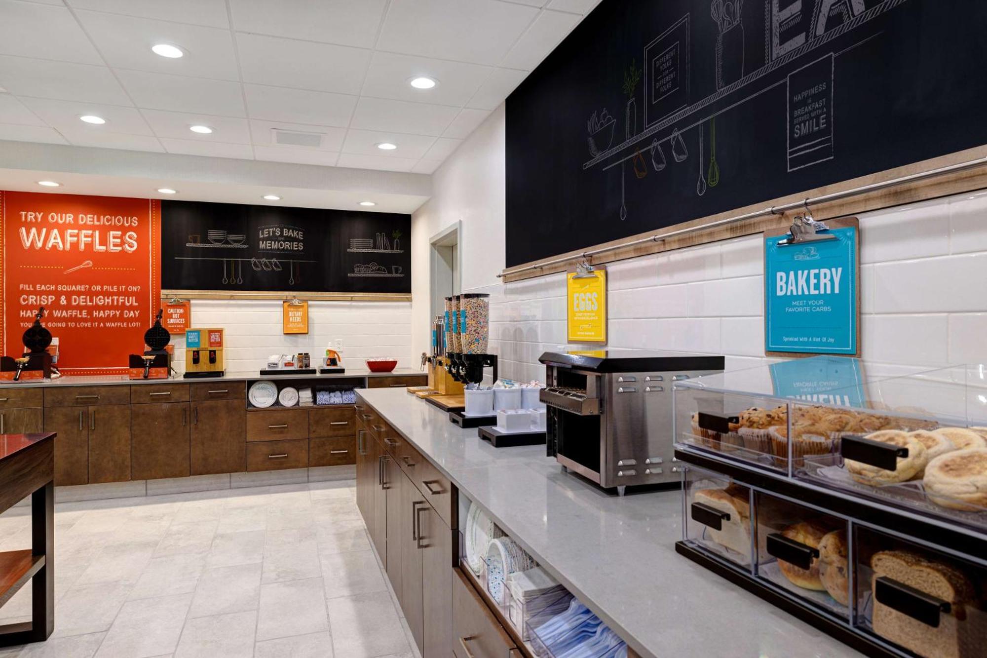 Hampton Inn & Suites Marina Bagian luar foto