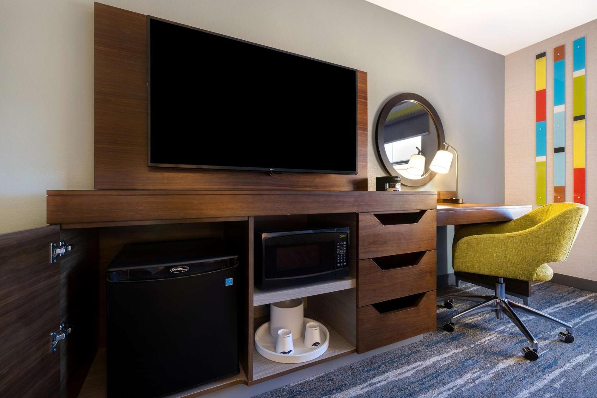 Hampton Inn & Suites Marina Bagian luar foto