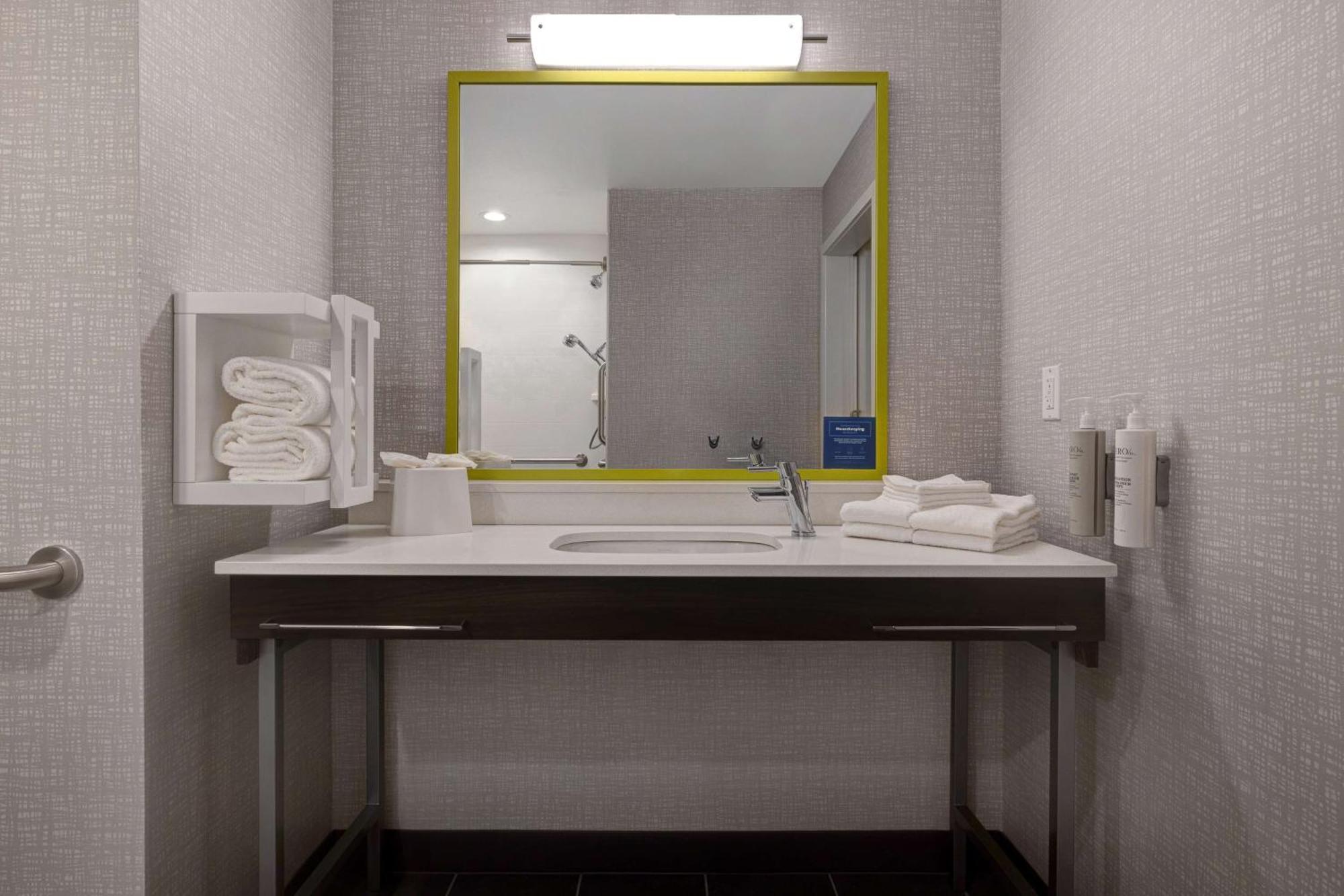 Hampton Inn & Suites Marina Bagian luar foto