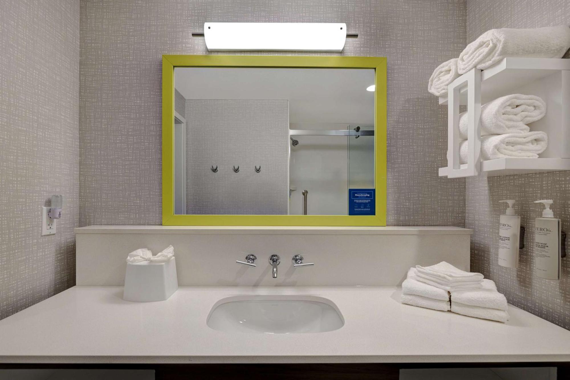 Hampton Inn & Suites Marina Bagian luar foto