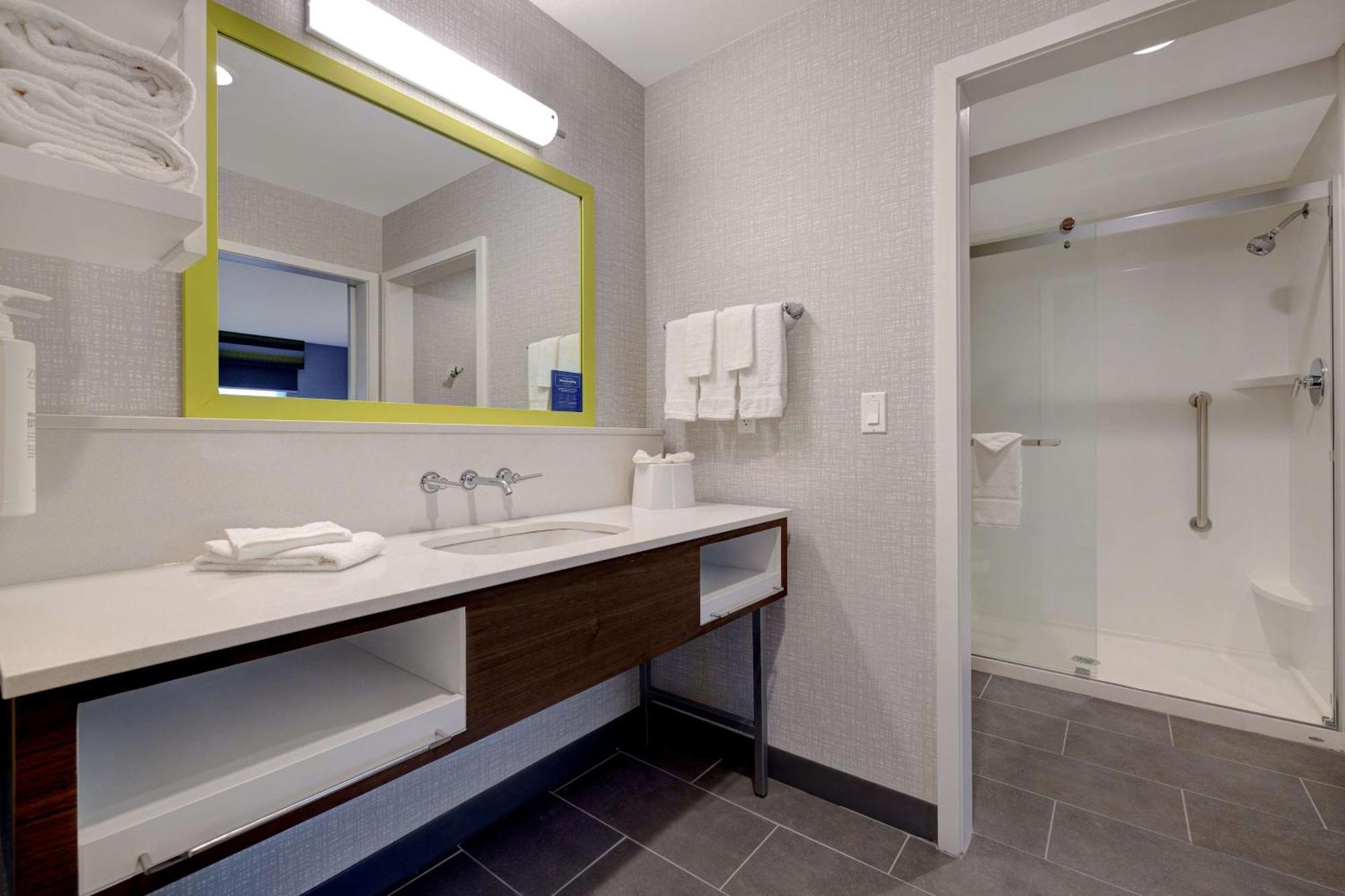 Hampton Inn & Suites Marina Bagian luar foto