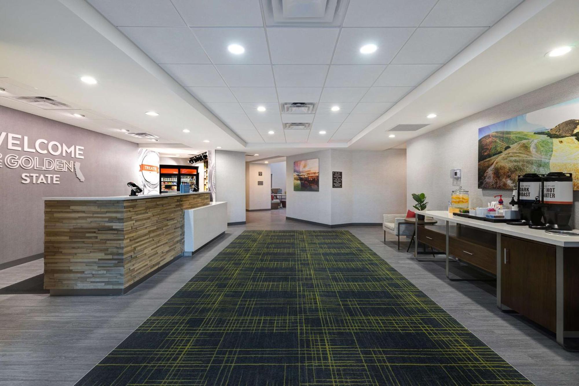 Hampton Inn & Suites Marina Bagian luar foto