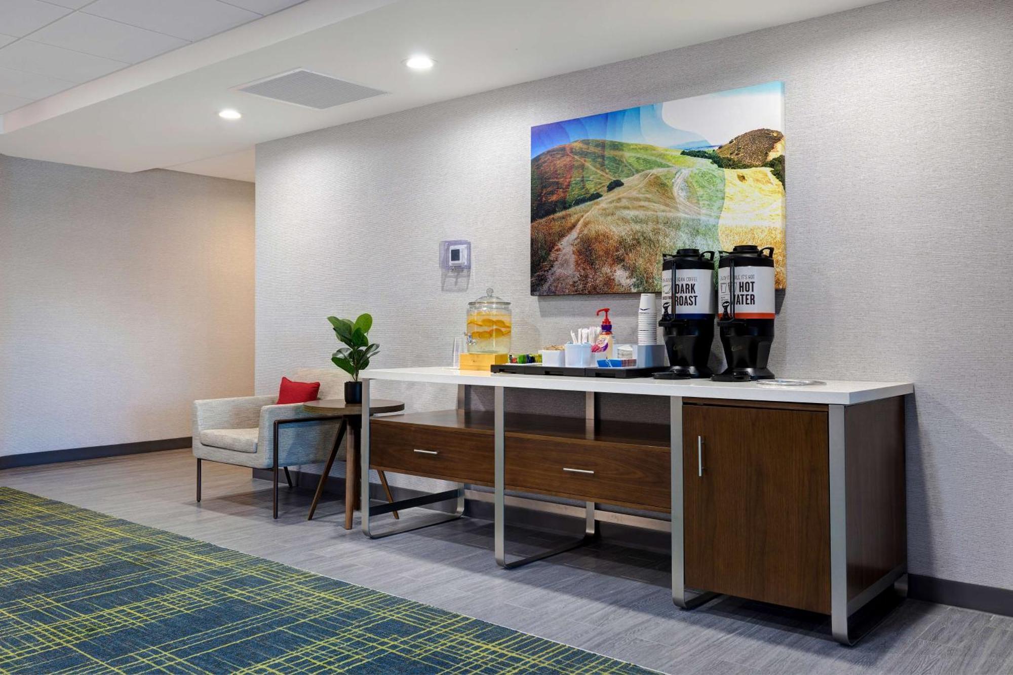 Hampton Inn & Suites Marina Bagian luar foto