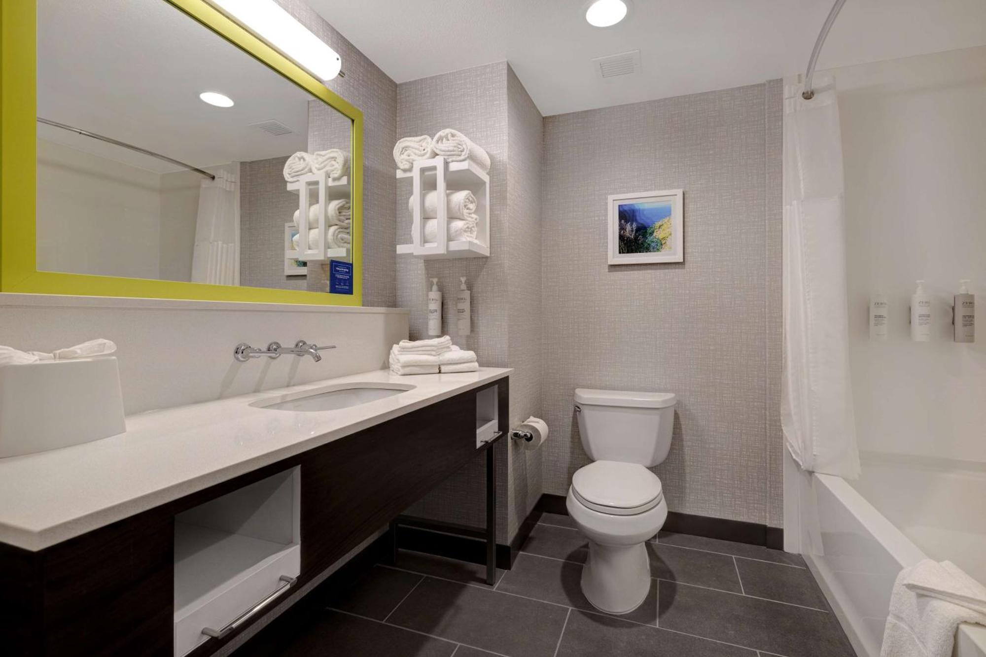 Hampton Inn & Suites Marina Bagian luar foto